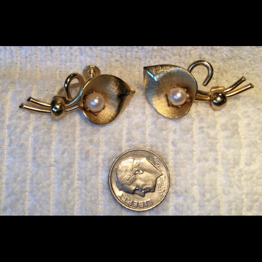 Vintage Star Screw Back Lily Earrings In Goldtone